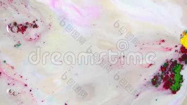 牛奶中的粉状彩色墨水。 特写彩色粉末涂料混合并在白色液体表面移动。 艺术背景
